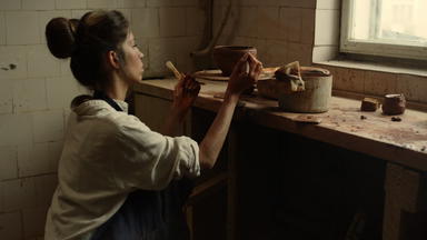 年轻的艺术家工具车间陶艺家装修粘土能工作室